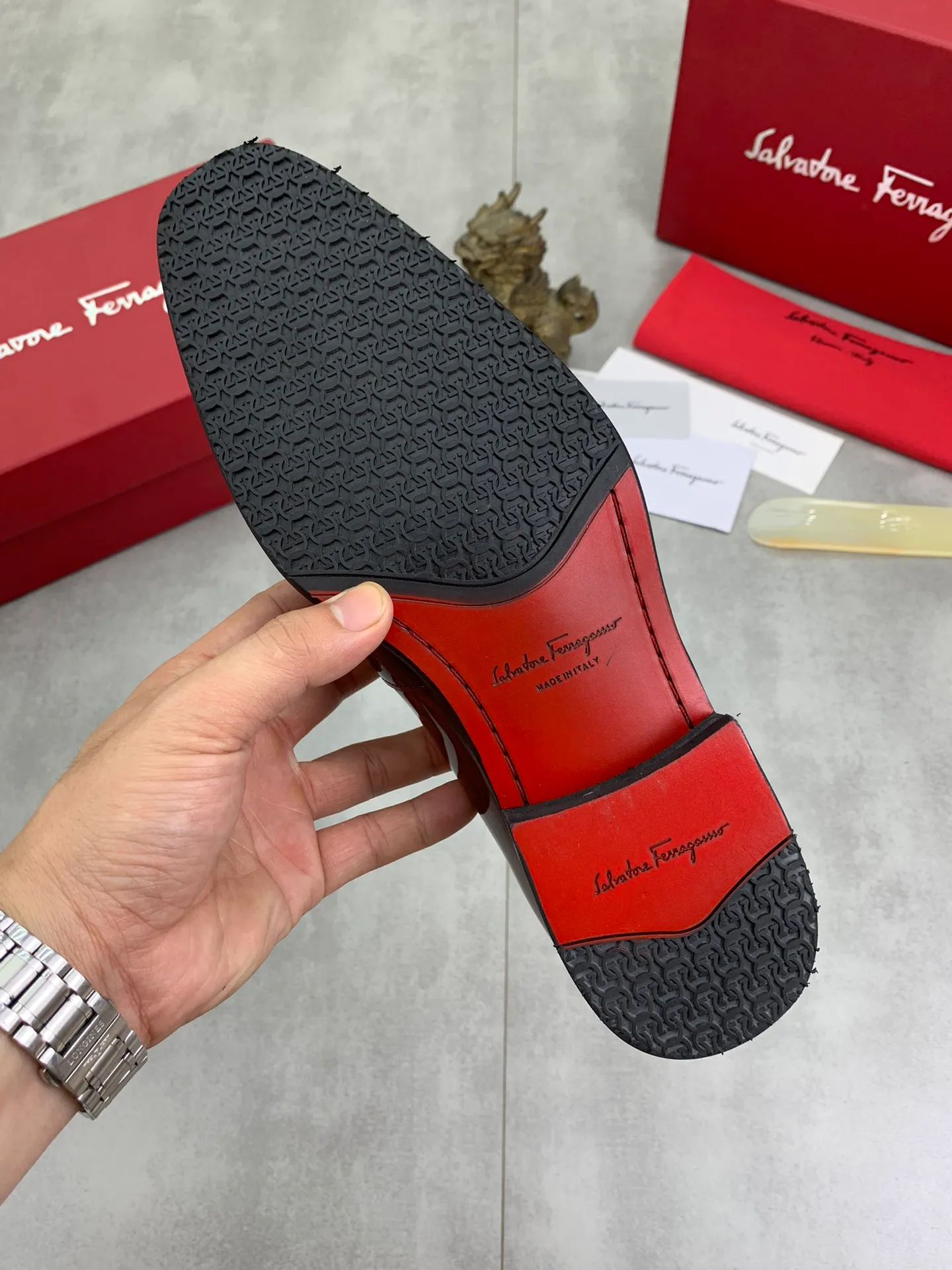 Men's Men's Shoes 💰P460💰[New Style] Water-dyed Niuli 🆘[Salvatore Ferragamo] Ferragamo's latest casual business leather shoes for men! Available at counters simultaneously! The fabric is made of specially imported original pebbled calfskin, and the lining is made of imported water-dyed cowhide. It is absolutely luxurious and leads the fashion trend. Matching code: 38-45 (46 can be customized) Black, brown and burgundy colors available